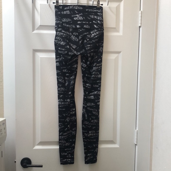 LIKE NEW! Hi-Rise Wunder Under Pant - Picture 5 of 12